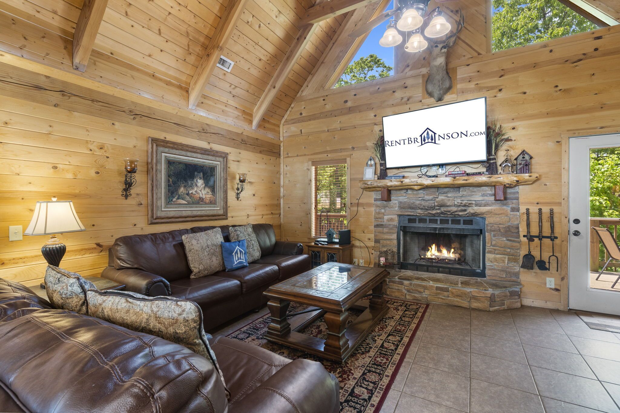 real Log Cabin with Hot Tub! Loft! Near Big Cedar Pet Friendly!