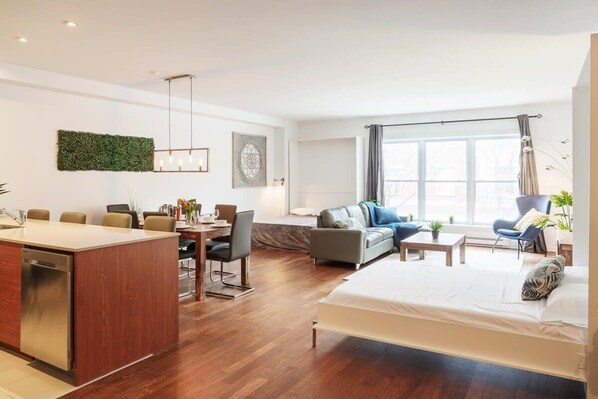 1 chambre, bureau, fer et planche à repasser, lit de bébé portatif