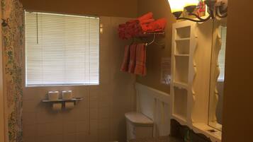 Duschwanne, Haartrockner, Handtücher, Seife