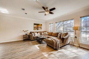 TV LCD, Netflix, tavolo da calcetto, tavolo da ping pong