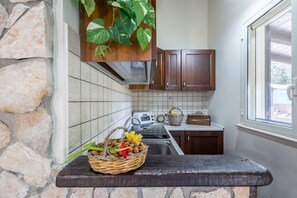 Kühlschrank, Mikrowelle, Ofen, Herdplatte