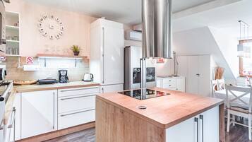 Frigorifero, microonde, forno, piano cottura