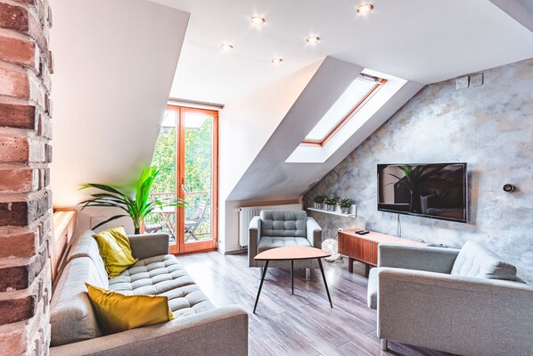 Smart TV, books - Two Bedroom Apartment with balcony (Zagreb)