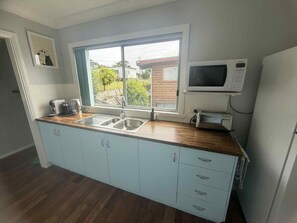 Fridge, microwave, oven, stovetop - 63 Vista Drive, Mallacoota (Mallacoota)