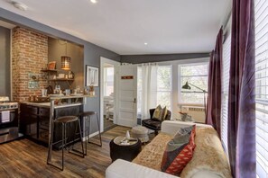 Interior - Historic Hideaway | Walk to Overton Park & Bars (Memphis)