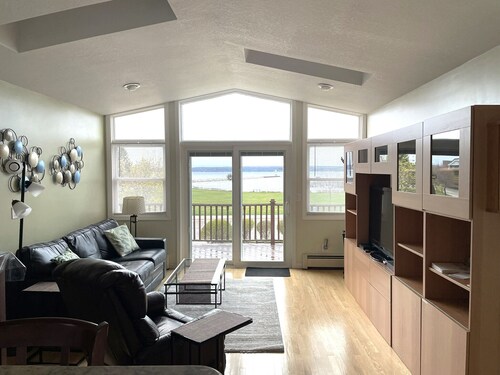 Petoskey Retreat • Stunning Bay Views • Across from Park/Marina • Walk to Town
