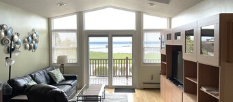 Petoskey Retreat • Stunning Bay Views • Across from Park/Marina • Walk to Town