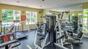 Ett gym med löpband, styrketräningsmaskiner och fria vikter.