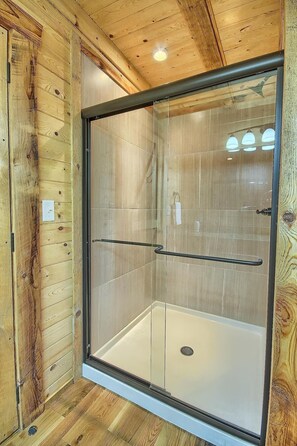 Combined shower/bathtub, hair dryer, towels, soap