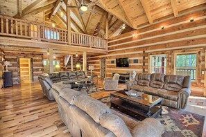 Smart TV, chimenea, reproductor de DVD y futbolito 