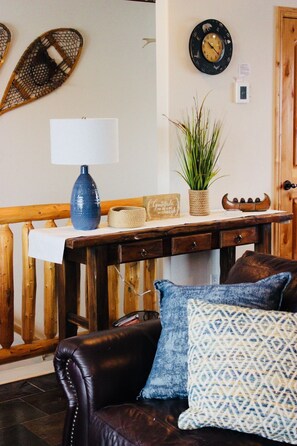 Smart TV, chimenea, reproductor de DVD y futbolito 