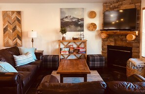 Smart TV, chimenea, reproductor de DVD y futbolito 