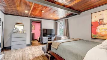 5 bedrooms, in-room safe, desk, iron/ironing board