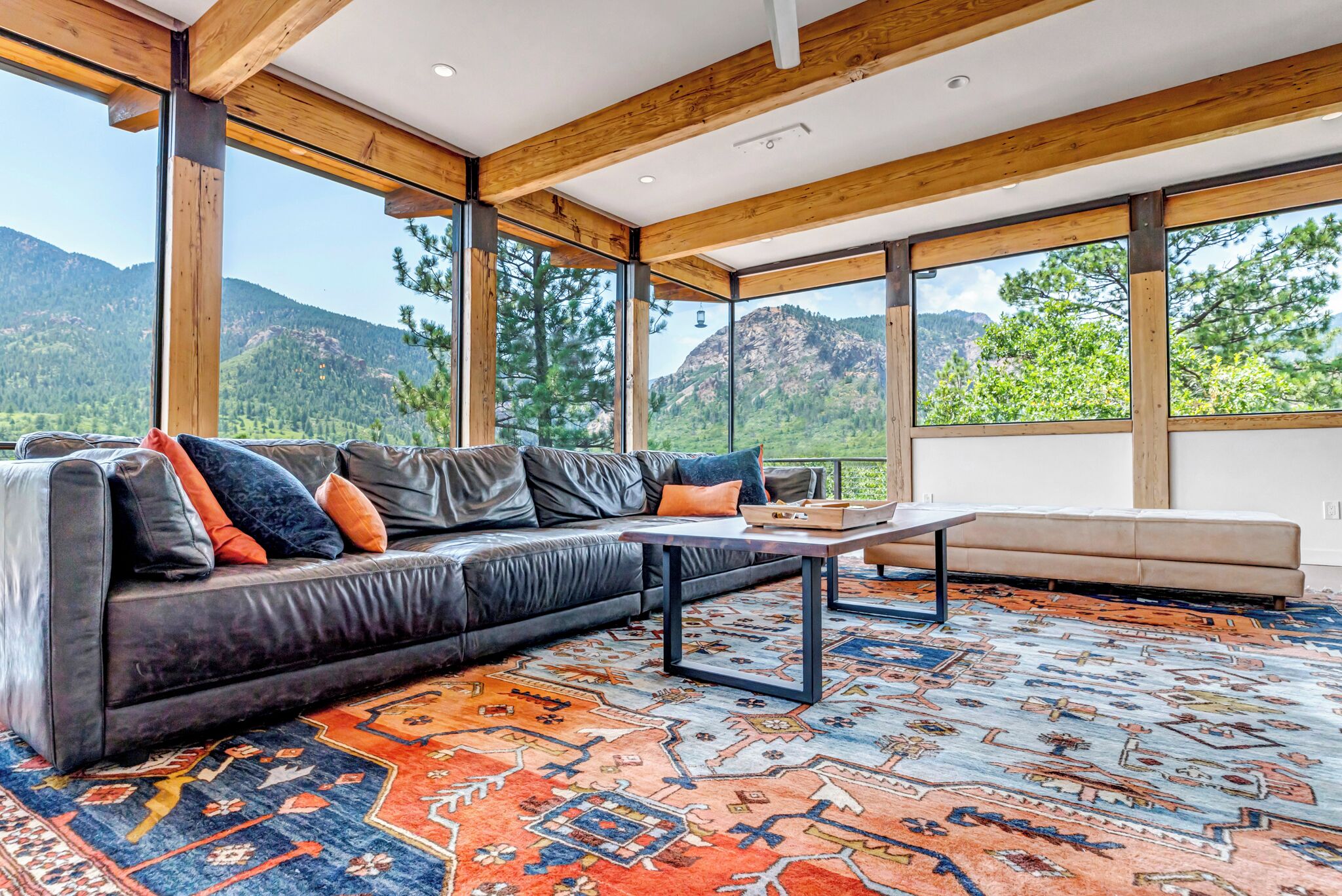 Smart-TV, peis, DVD-spiller og bøker