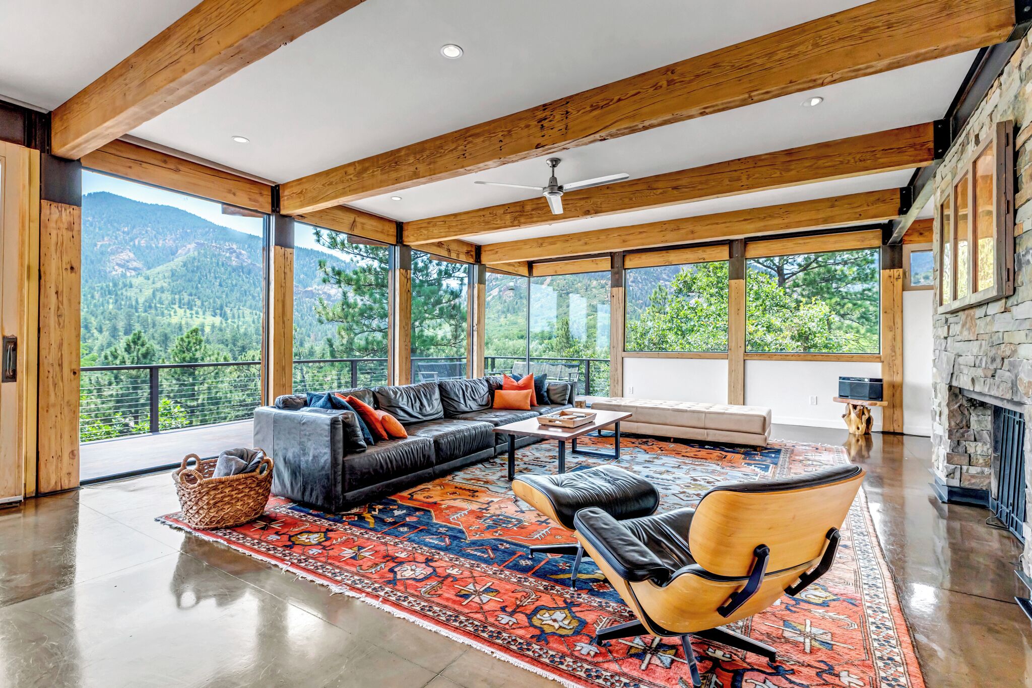 تلفزيون ذكي، مدفأة، مشغل دي في دي، كُتُب