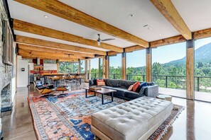 Smart-TV, Kamin, DVD-Player, Bücher