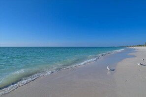 Beach nearby, sun loungers, beach towels