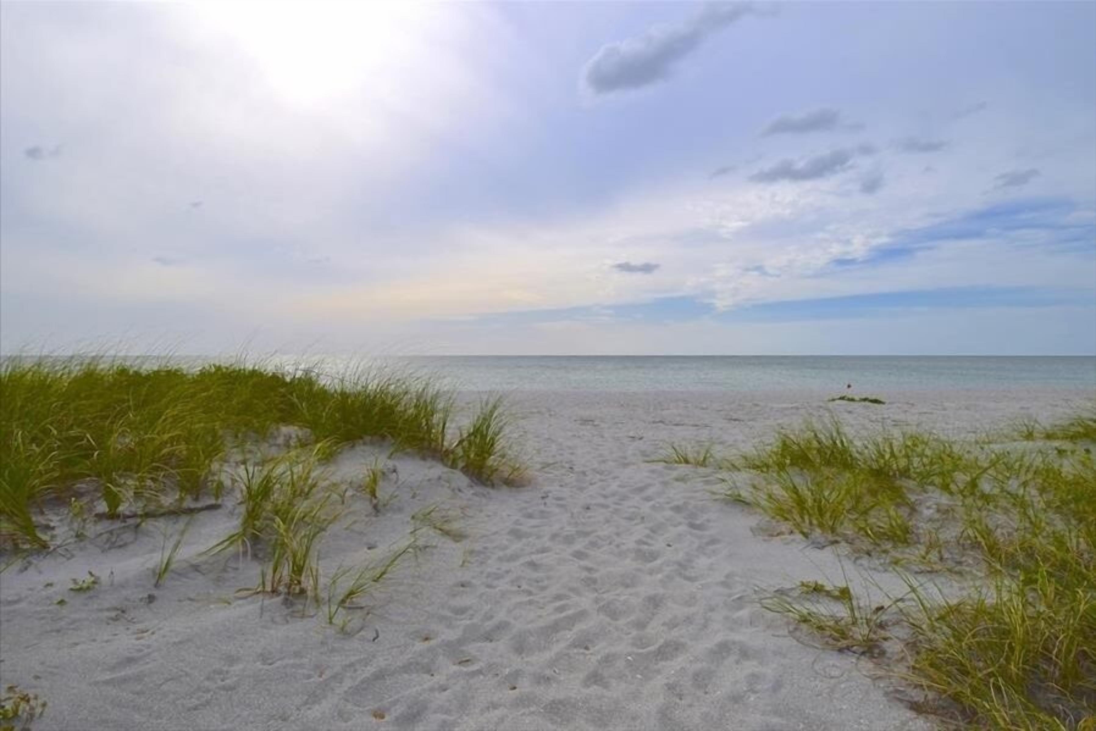 Beach nearby, sun loungers, beach towels