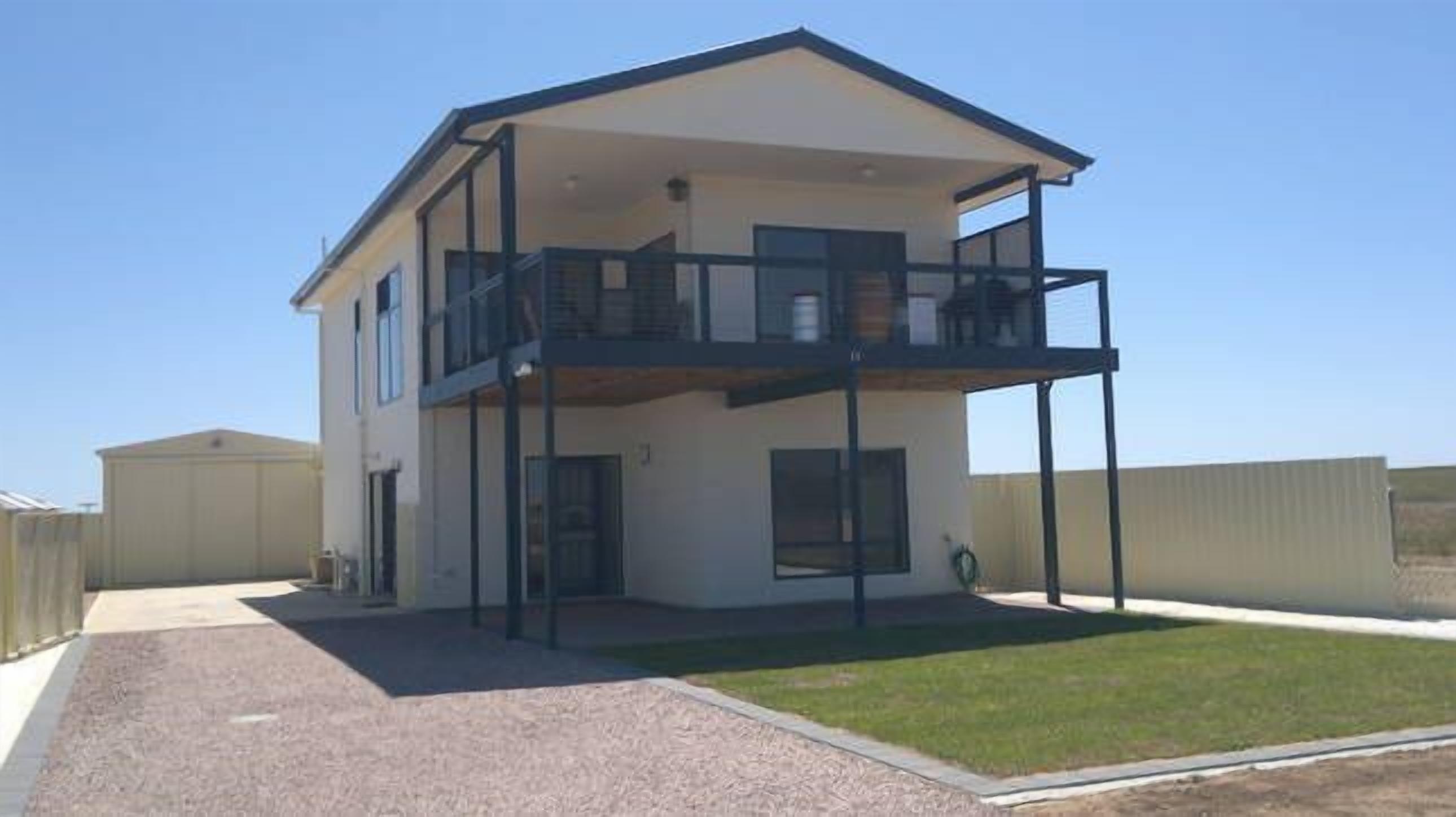 'Peter's Place'- Balcony sea views, spacious living, short walk to beach