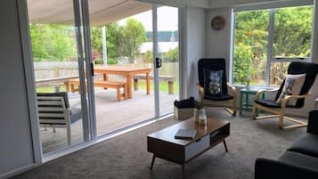 Smart-tv, een open haard, speelgoed en boeken