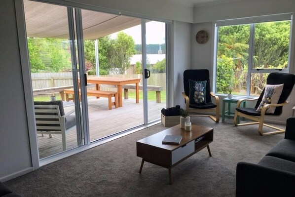 Älytelevisio, takka, leluja, kirjoja