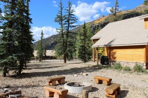 Escape to a secluded mountain retreat with a rustic lodge offering a fire pit and surroundings.