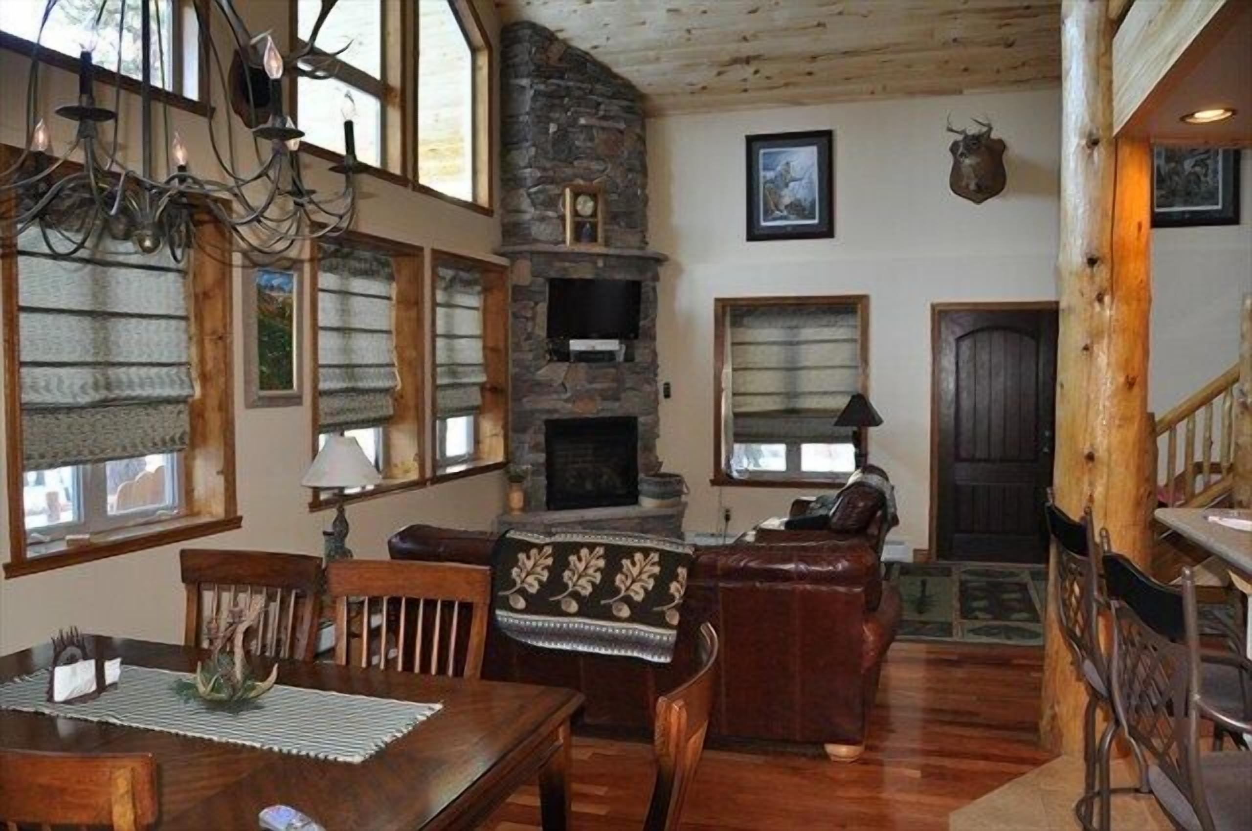 Almost Heaven - Beautiful Log Home at the Lake with Optional Additional Bunkhouse