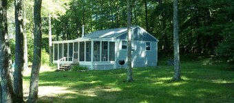 Waterfront Cottage, Quiet and Secluded, on Swains Lake