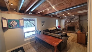 Smart TV, chimenea, videojuegos, estéreo