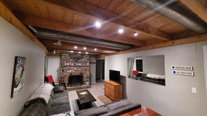 Interior - Okemo Hideaway – Secluded Woodland Chalet 7 minutes to Slopes & Village (Ludlow)
