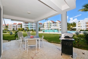 Outdoor dining - Playa Turquesa - K-103 - Premier Beachfront Ocean View/80mbps Wifi (Punta Cana)