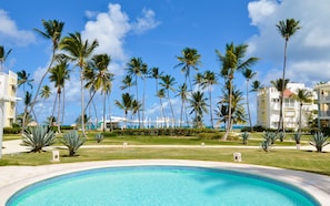 Pool - Playa Turquesa - K-103 - Premier Beachfront Ocean View/80mbps Wifi (Punta Cana)