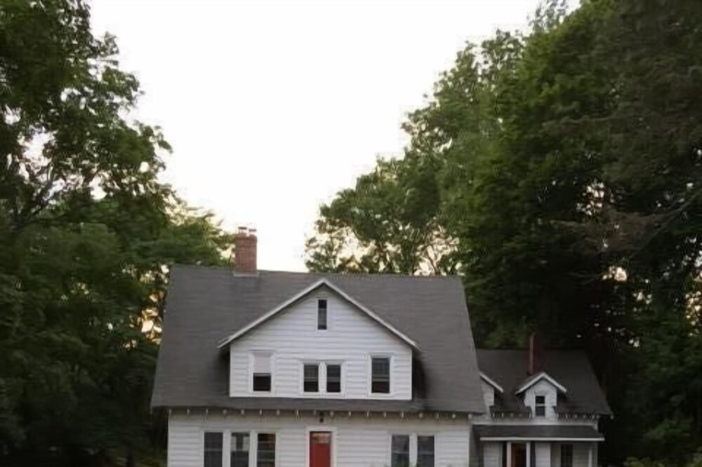 Lakefront Family Friendly Home with Beautiful Views of the Green Mountains