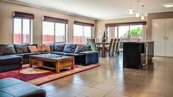 Tv, dvd-spelare och böcker