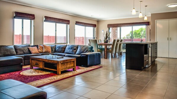 Tv, dvd-spelare och böcker