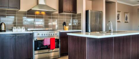 Een koelkast, een magnetron, een oven, een kookplaat