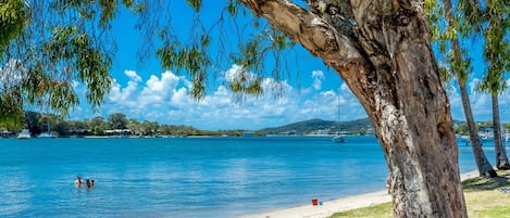 Una spiaggia nelle vicinanze, teli da spiaggia