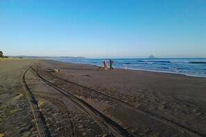 Vlak bij het strand, ligstoelen aan het strand