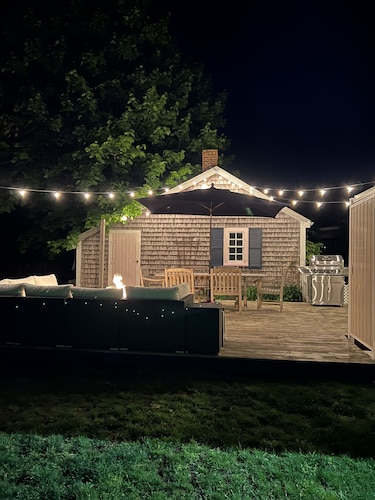 5 Bed/2 Bath Sleeps 11. Walk to restaurants, town and more...