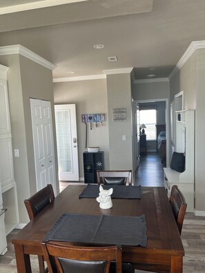 Dining - Modern 2B/2B home in Fort Myers Beach (Fort Myers Beach)
