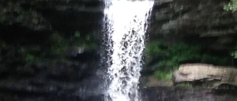 Una cascada que se precipita sobre un risco rocoso.