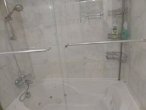 Combined shower/tub, hair dryer, towels, soap - Spacious Contemporary Style Lower Guest Apartment, Private Entry, Walk To Beach! (Hermosa Beach)