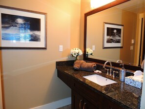 Duschwanne, Haartrockner, Handtücher, Seife