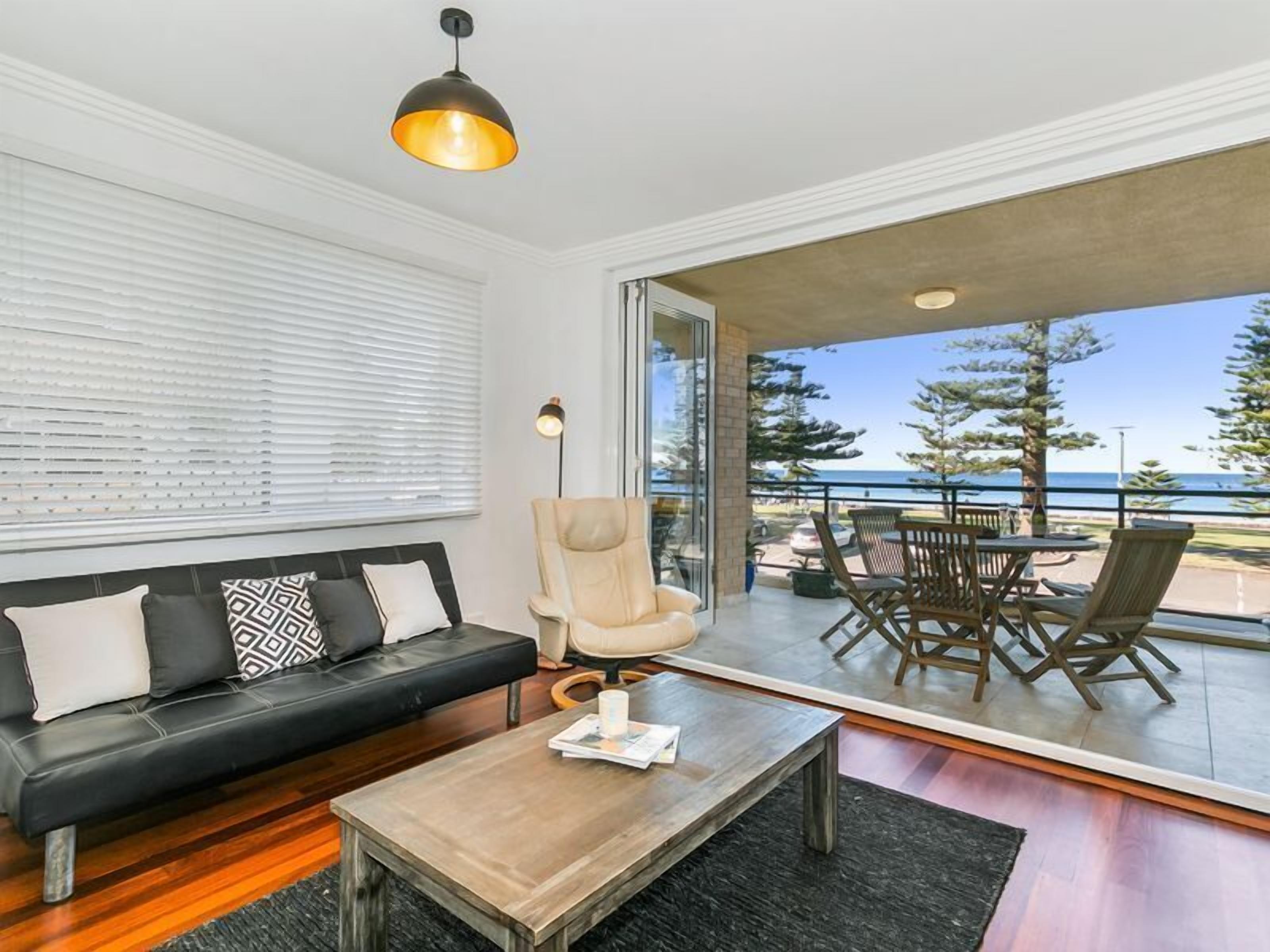 Beachfront on Golden Mile FREE Wi-Fi and Netflix — image 4