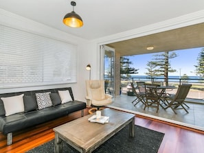 Smart TV, stereo - Beachfront on Golden Mile FREE Wi-Fi and Netflix (Manly Beach)
