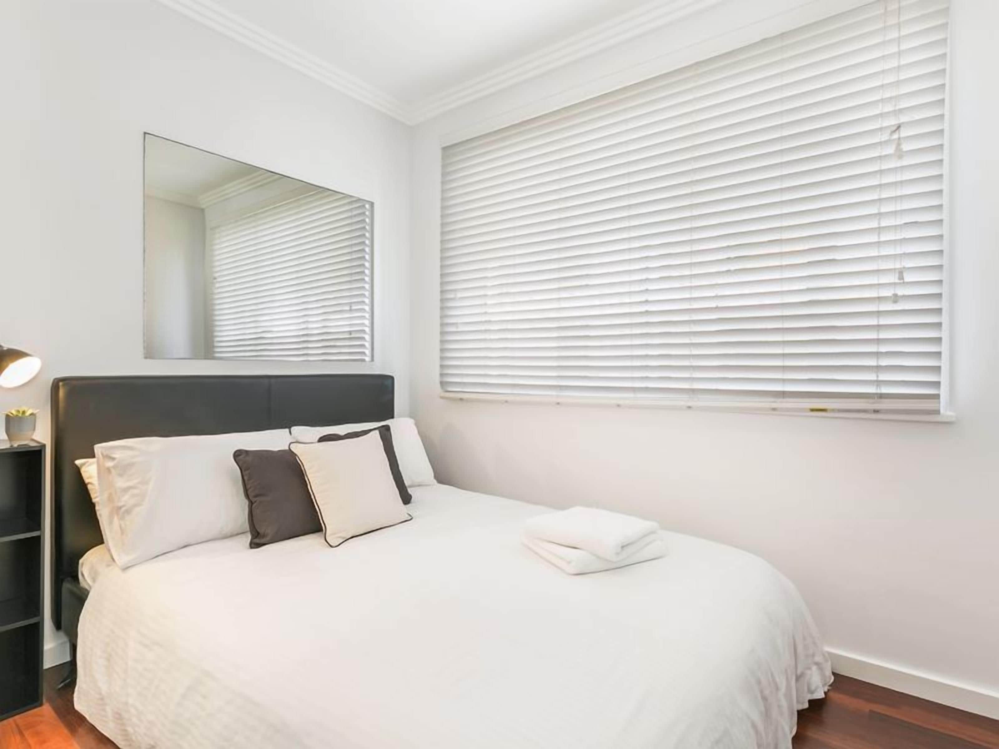 Beachfront on Golden Mile FREE Wi-Fi and Netflix — image 10