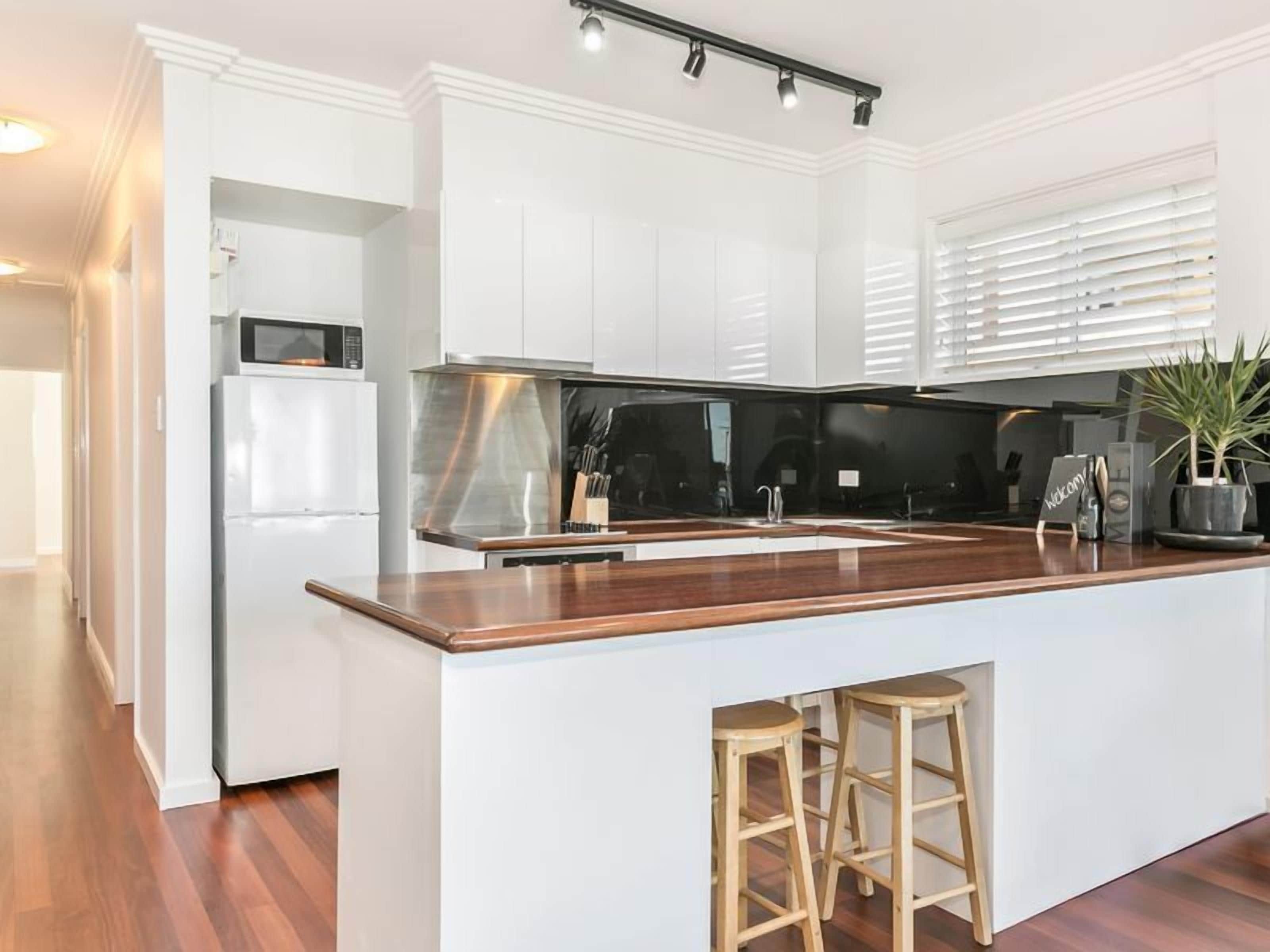 Beachfront on Golden Mile FREE Wi-Fi and Netflix — image 7