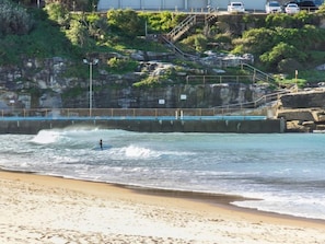 Espreguiçadeiras, toalhas de praia