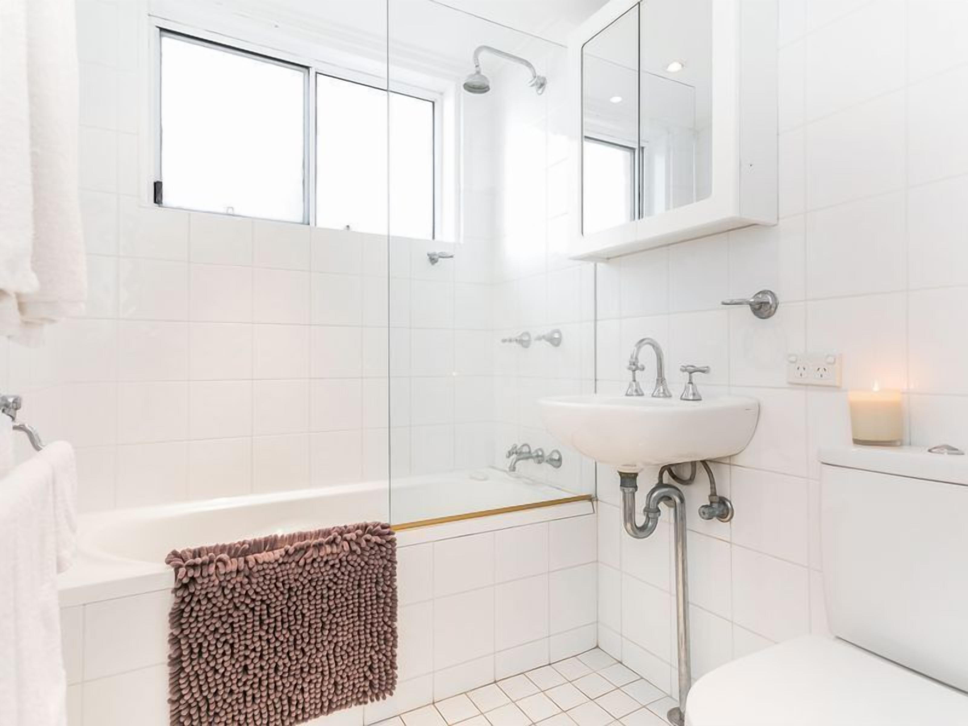 Beachfront on Golden Mile FREE Wi-Fi and Netflix — image 9