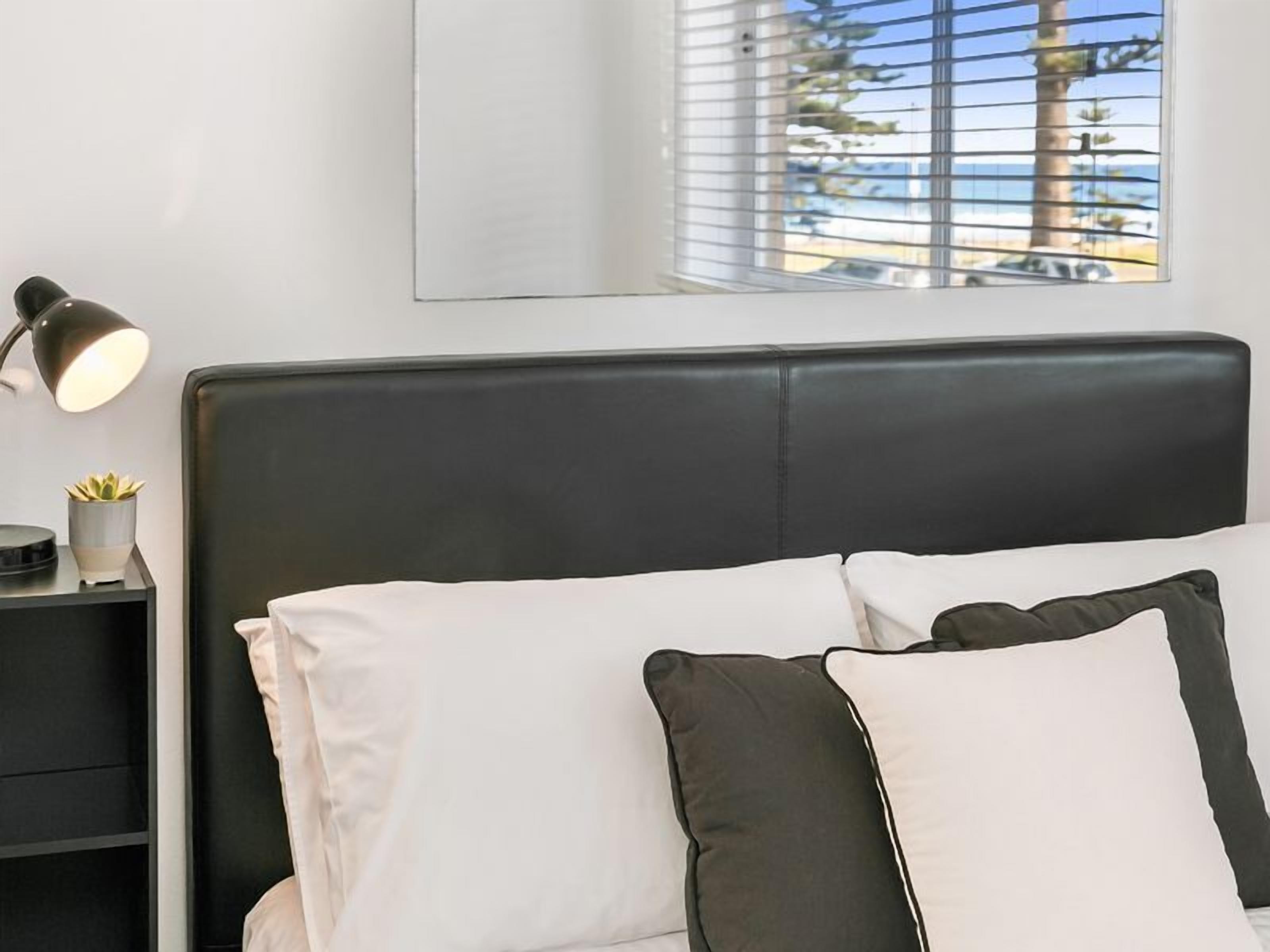 Beachfront on Golden Mile FREE Wi-Fi and Netflix — image 11